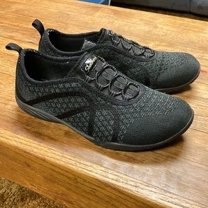 Skechers Women’s Lightweight Slip On Shoes Relaxed Fit: Breathable Knit 8.5